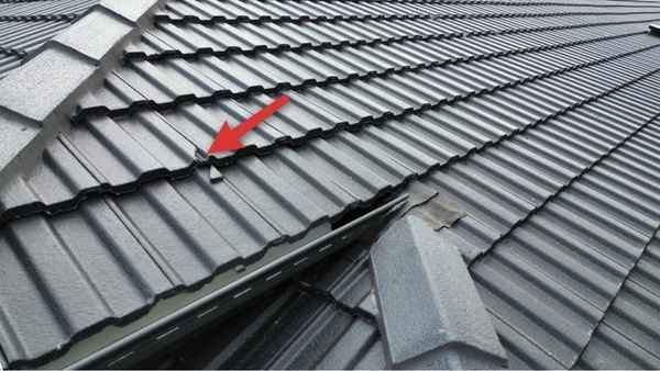 Cracked roof tile recorded at fixing stage, needing replacement, found during a fixing inspection in Hoppers Crossing