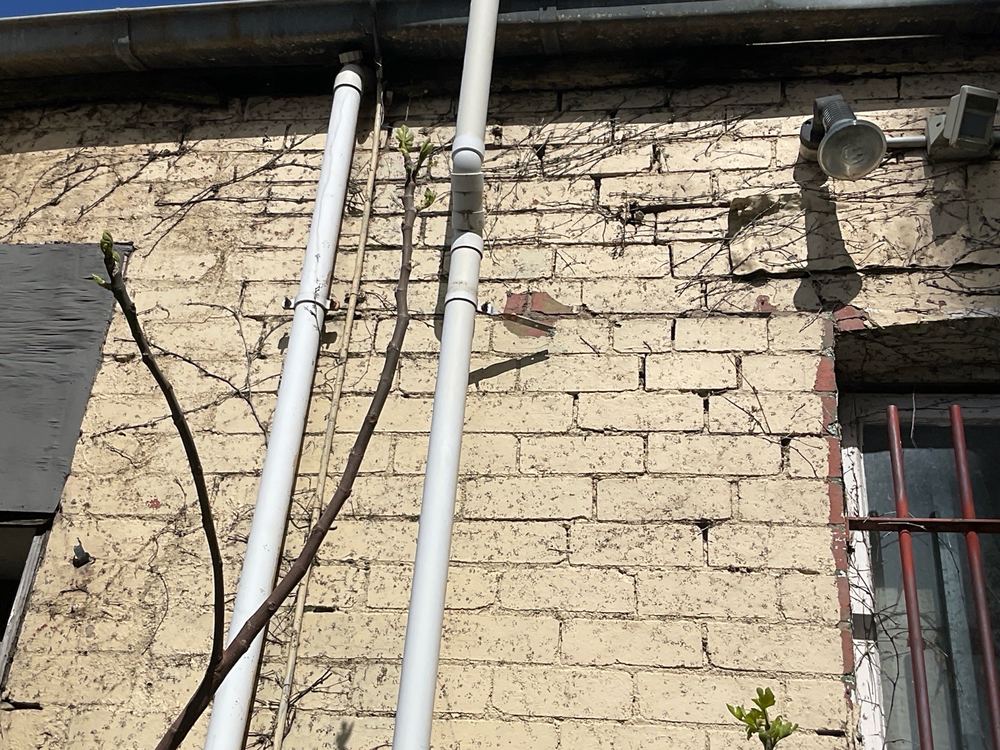 Open gaps in the brick veneer that admit moisture and pests, found during a defect investigation inspection in Richmond