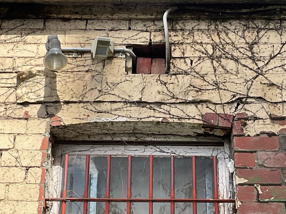 Loose bricks in the veneer where the mortar has broken down, found during a defect investigation inspection in Richmond